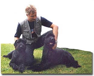Joerg M&ouml;ckel mit zwei Hunden